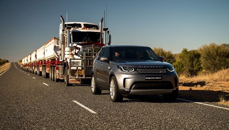 „Land Rover Discovery“ vilko 110 tonų svorio priekabų vilkstinę