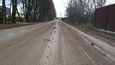 I&scaron; statybvietės pakaunėje vykstantys sunkvežimiai &bdquo;sėja&ldquo; visur purvą