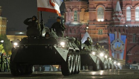 Rusijos su kariai su karinė technika dalyvavo parado repeticijoje Maskvoje