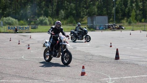 Motociklų slalomas