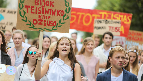 Vilniaus universiteto darbuotojų, studentų ir alumnų eisena į VU rūmus