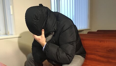 Pedofilija kaltinamas Viktoras Usovas dangstė veidą.