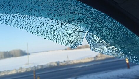 Kėdainių rajone į važiuojantį automobilį pataikė kulka
