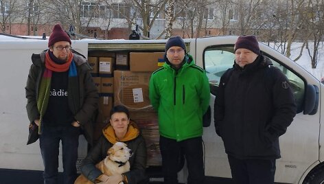 Ra&scaron;ytojų sąjungos autobusiukas Lvive: Marius Burokas, Kateryna Michalicyna su &scaron;unimi Bulka, Donatas Petro&scaron;ius ir Rimantas Kmita