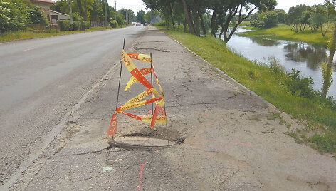 &Scaron;tai taip gatvėje prie centrinio Kėdainių pa&scaron;to atsivėrė &scaron;ulinys