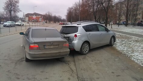 Jonavoje girto vyro vairuojamas BMW apgadino 4 automobilius