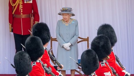 Vėliavos pagerbimo paradu pažymėtas karalienės Elizabeth II 95-asis gimtadienis