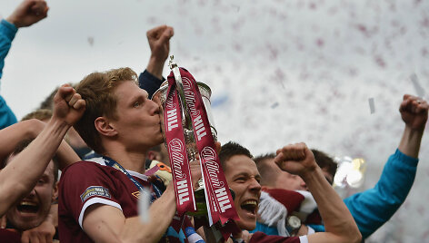 &bdquo;Hearts&ldquo; kapitonas Marius Žaliūkas su 2012 metais i&scaron;kovota &Scaron;kotijos taure
