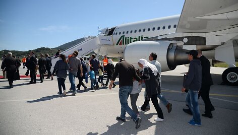 Pabėgėliai i&scaron; Sirijos eina į popiežiaus lėktuvą.
