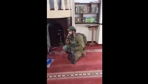 Izraelio kariai per musulmonų mečetės garsiakalbius gieda Chanukos giesmes