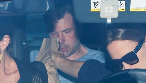 Jennifer Garner i&scaron;veža Beną Afflecką į reabilitacijos kliniką