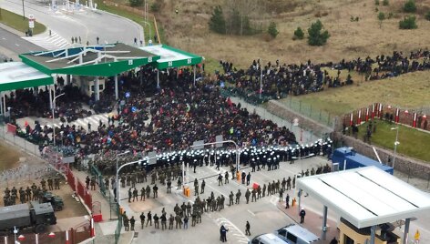 Migrantų i&scaron; Baltarusijos kolona pasiekė Lenkijos sieną