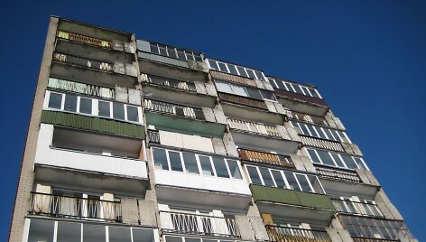 Paryžiaus Komunos g. 2 gyventojai kategori&scaron;kai atsisakė renovuoti &scaron;į daugiabutį, statytą beveik prie&scaron; pusę amžiaus. 