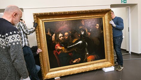 Caravaggio priskiriamo &scaron;edevro &bdquo;Kristaus suėmimas&ldquo; i&scaron;pakavimas LNDM Prano Gudyno restauravimo centre