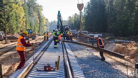 Pakloti pirmieji geležinkelio bėgiai „Rail Baltica“ atkarpoje Marijampolė–Kazlų Rūda