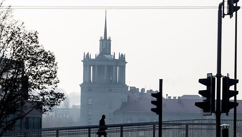 Vilnius paniręs į melsvą rūką