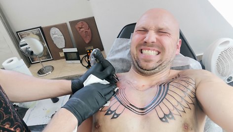 Remigijus Žiogas pasidarė indėnišką tatuiruotę