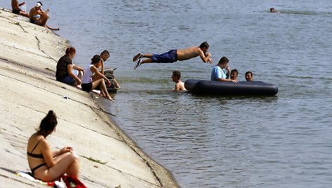 Rumunijoje žmonės karštomis dienomis atgaivos ieškojo prie vandens.