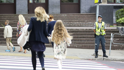 Policininkai budi prie pėsčiųjų perėjos per rugsėjo 1-ąją