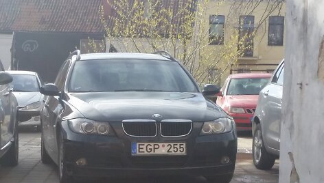 Fotopolicija: BMW prie laiptų