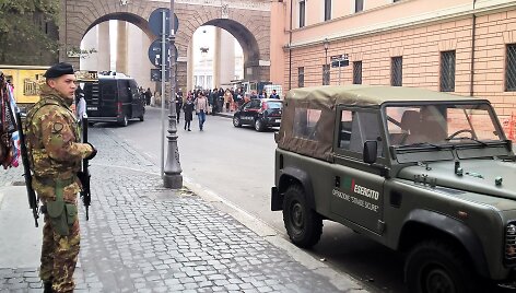 Gausios policijos ir kariuomenės pajėgos supa Vatikaną