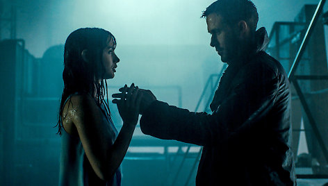 Ana de Armas ir Ryanas Goslingas filme „Bėgantis skustuvo ašmenimis 2049“