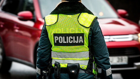 &Scaron;e&scaron;tadienio rytą &ndash; neįprastas imuniteto ir kelių policijos pareigūnų reidas