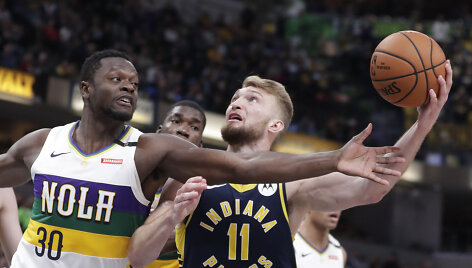 Julius Randle'as prie&scaron; Domantą Sabonį