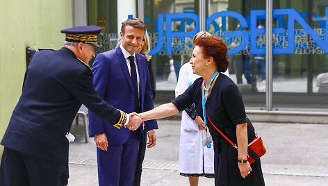 Su i&scaron;puolio aukų &scaron;eimomis susitiko prezidentas Emmanuelis Macronas