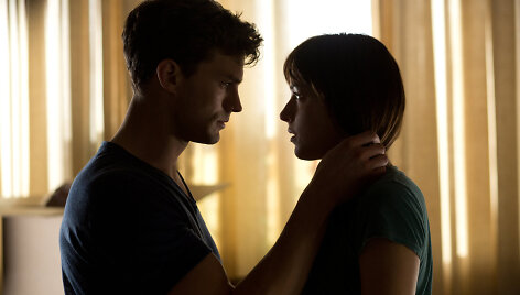 Jamie Dornanas ir Dakota Johnson filme &bdquo;Penkiasde&scaron;imt pilkų atspalvių&ldquo;