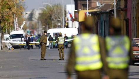 Policijos pareigūnai patruliuoja sprogimo vietoje Santjage