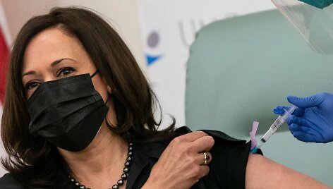 Kamala Harris paskiepyta nuo koronaviruso.