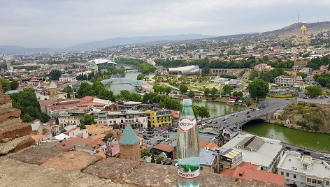 Mineralinio vandens „Borjomi“ butelis Gruzijoje atrodo lyg čia ir turėtų būti