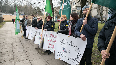 Protesto akciją prie Kalėjimų departamento