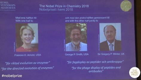 Nobelio chemijos premijos laureatai Frances H.Arnold, George'as P.Smithas ir Gregory P.Winteris.