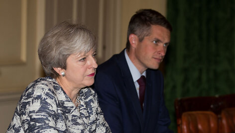 Theresa May ir Gavinas Williamsonas