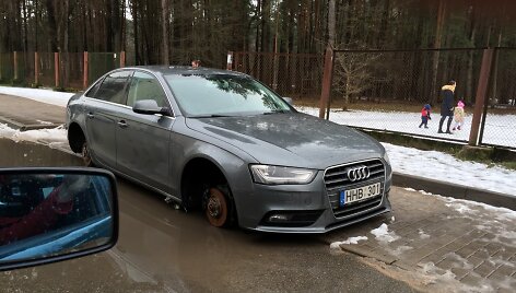 Be ratų paliktas automobilis