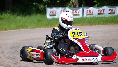 Kartingo komanda &bdquo;Lenktynių linija&ldquo; dėl taurių kovojo Smalininkų kartodrome