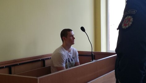 Rolandas Žmūrikas kaltinamas dviejų fiktyvių santuokų Jungtinėje Karalystėje organizavimu.