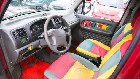 Tautinės vėliavos spalvomis puo&scaron;tas Liepos Masiulytės-Vitkauskės automobilis 