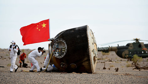 Erdvėlaivio „Shenzhou-15“ kapsulė nusileido Kinijos šiauriniame Vidinės Mongolijos regione.