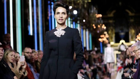 &bdquo;Schiaparelli&ldquo; 2019 m. pavasario ir vasaros kolekcijos modelis - aktorė Farida Khelfa