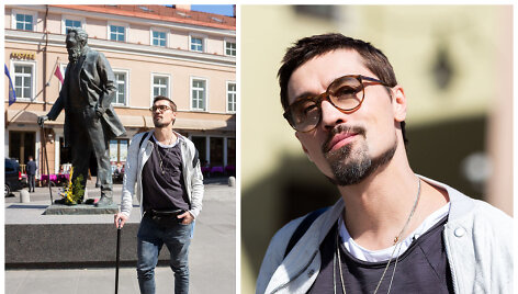 Vilniuje vie&scaron;intis Dima Bilanas į traumą pažvelgė &scaron;maik&scaron;čiai: su lazdele įsiamžino prie J.Basanavičiaus paminklo