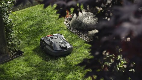 &bdquo;Husqvarna&ldquo; pristatė robotus vejapjoves su dirbtinio intelekto technologija: pirmieji i&scaron;bandė S. Urbonas ir S. Pranckūnė