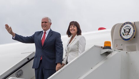Mike'as Pence'as su žmona Karen atvyko į Taliną