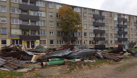 Griaunamas kadaise čia veikusios parduotuvės pastatas
