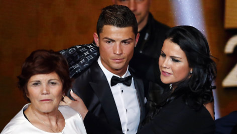 Cristiano Ronaldo teigė, kad labiausiai dėl skandalo jaudinasi jo mama Dolores Aveiro  ir sesuo Katia Aveiro.