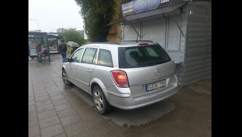 Automobilis stotelėje