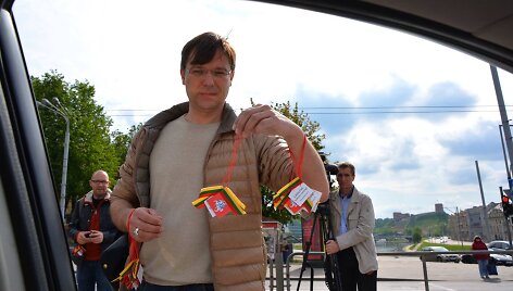 Ant Žaliojo tilto dalintos trispalvės juostelės su Vyčio vėliavėlėmis
