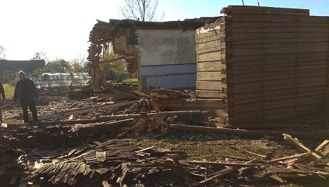 Gudžiūnų seniūnijos darbininkai griauna seną, nenaudojamą ir nereikalingą buvusios Gudžiūnų mokyklos pastatą